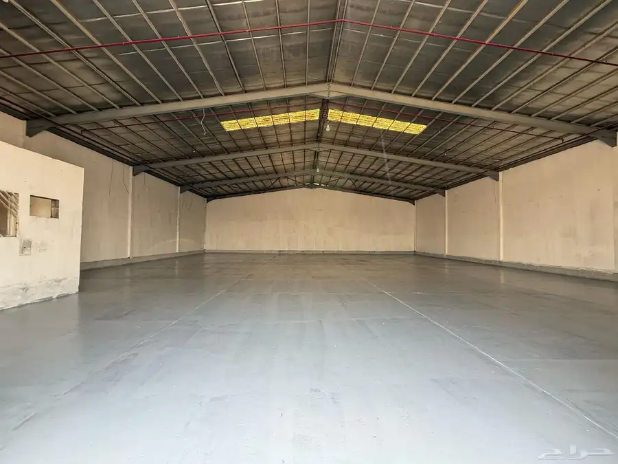 Empty 1250 meter warehouse interior for flexible storage